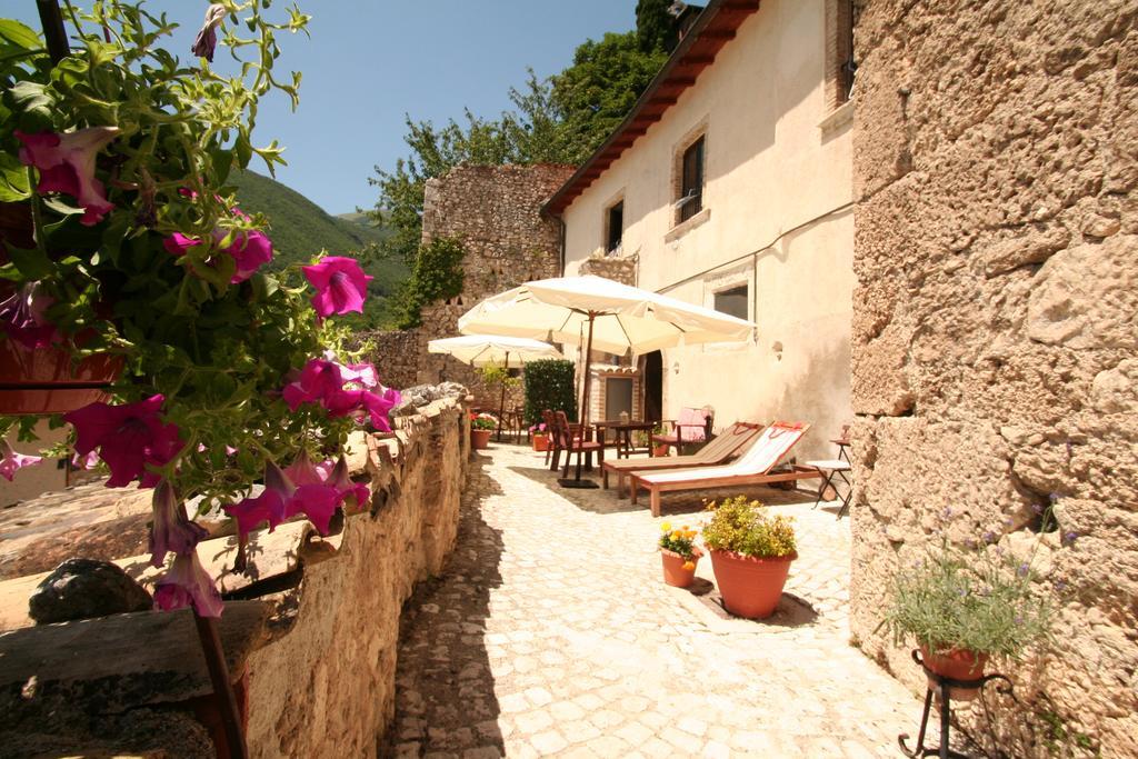 Sotto Il Castello Aparthotel Gagliano Aterno Exterior photo